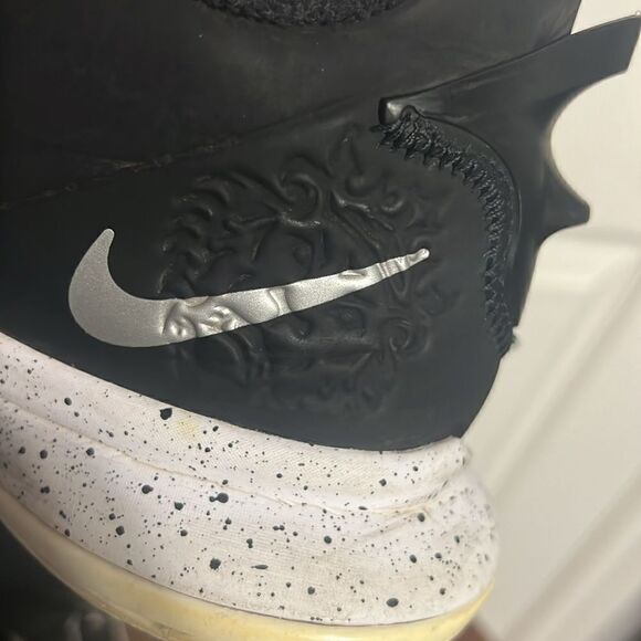 ? Nike LeBron Witness V5 Black/White Basketball Shoes LEBRON JAMES - Sz 8 - GUC main image 4